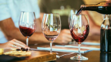 Studie vindt dat het drinken van wat alcohol mensen met hart- en vaatziekten kan helpen